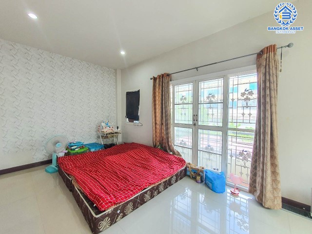 *****บ้านแฝดมือสอง ย่านบางแค ม.มณฑล8 เลียบคลองทวีวัฒนา เนื้อที่กว้างขวางมากถึง 44 ตร.ว. ฟังก์ชัน 3 ห้องนอน 3 ห้องน้ำ ที่จอดรถ 3 คัน บ้านกว้าง พื้นที่ใช้สอยเยอะ เชื่อมต่อทุกการเดินทางทั้ง ถนนเพชกษม, ถนนพุทธมณฑลสาย3, ถนนกาญจนาภิเษก ใกล้เดอะมอลล์บางแค และรถไฟฟ้าสายสีน้ำเงิน "สถานีหลักสอง"...